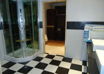 Se vende casa semi-amueblada de cinco dormitorios en buena zona en Manzanares