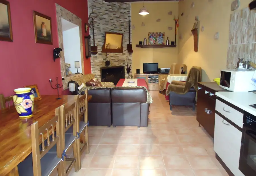 Se vende casa semi-amueblada de cinco dormitorios en buena zona en Manzanares