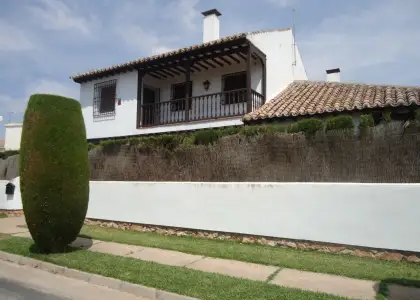 Se vende chalet de cinco dormitorios en zona Paseo del Rio en Manzanares