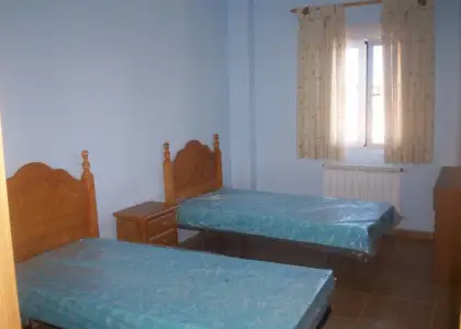 Se vende piso seminuevo con cochera cerrada. en Manzanares