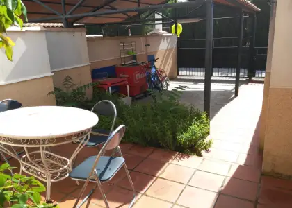 Venta de adosado de tres dormitorios y dos baños con buhardilla en zona residencial en Manzanares