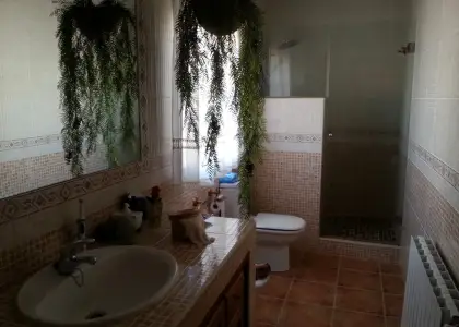 Venta de casa adosada con estupendo jardín en zona residencial a pocos metros del centro en Manzanares