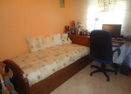 Venta de casa adosada de dos plantas en zona residencial en Manzanares