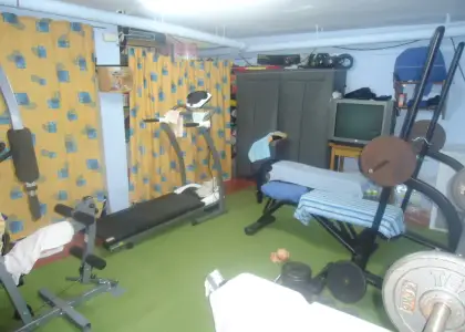 Venta de casa adosada de dos plantas en zona residencial en Manzanares