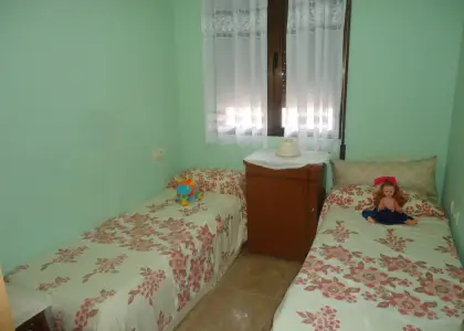 Venta de casa de construcción nueva de cinco dormitorios, zona bulevar en Manzanares
