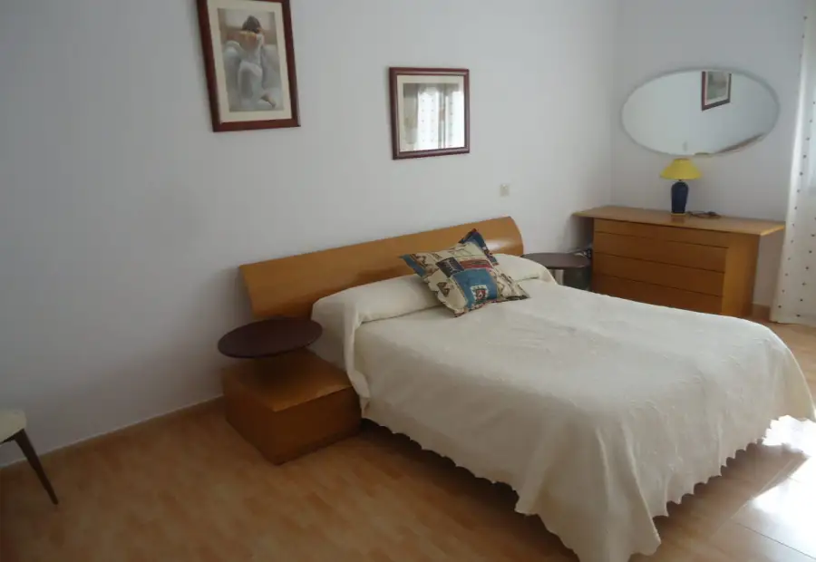 Venta de casa de construcción nueva de cinco dormitorios, zona bulevar en Manzanares