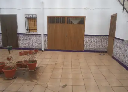 Venta de casa en planta baja de cuatro dormitorios con patio y terraza en Manzanares