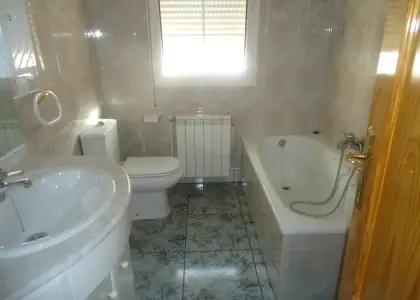Venta de casa espaciosa, luminosa, con cinco dormitorios y local planta baja en Manzanares