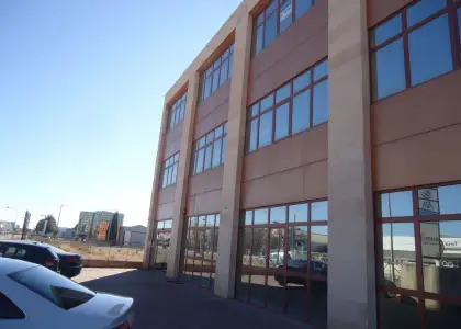 Venta de nave industrial con oficinas en Polígono de Manzanares en Manzanares