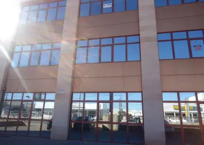 Venta de nave industrial con oficinas en Polígono de Manzanares en Manzanares