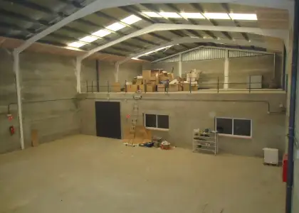 Venta de nave industrial de cuatrocientos sesenta metros en Manzanares