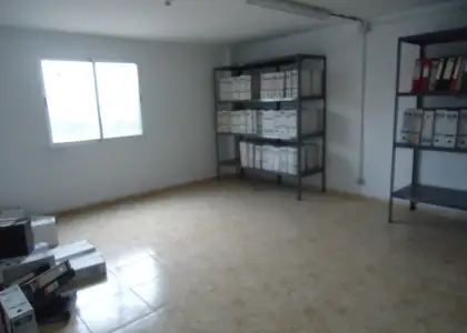 Venta de nave industrial de cuatrocientos sesenta metros en Manzanares