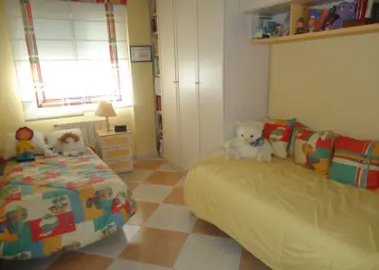 Venta de piso de cuatro dormitorios con cochera cerrada en el centro en Manzanares