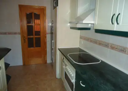 Venta de piso de cuatro dormitorios con patio en zona residencial en Manzanares