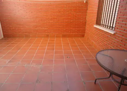 Venta de piso de cuatro dormitorios con patio en zona residencial en Manzanares