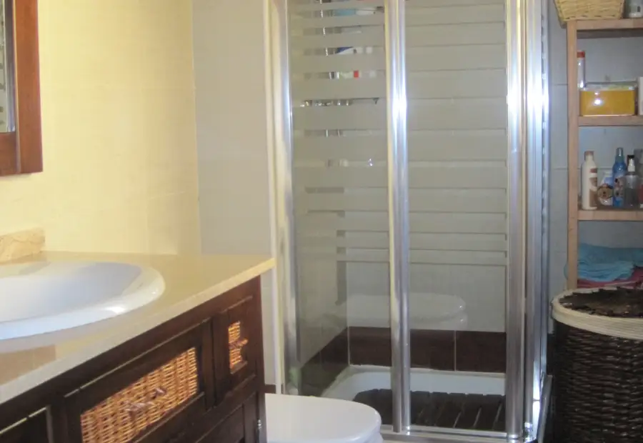 Venta de piso de tres dormitorios con dos baños en zona residencial en Manzanares
