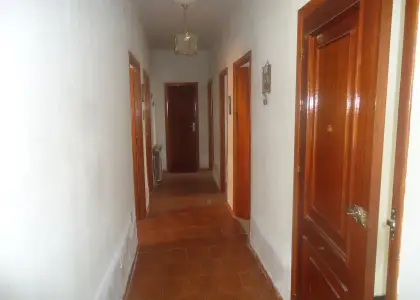 Venta de piso en planta baja de tres dormitorios muy centrico, necesita reforma