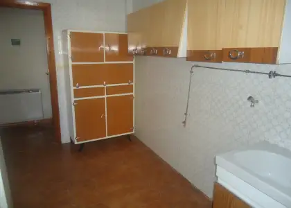 Venta de piso en planta baja de tres dormitorios muy centrico, necesita reforma